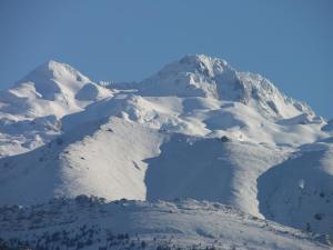 SirviellaPosada El Pareón的晴天被雪覆盖的山