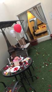 塔伊夫Rans Chalets的一间房间,地板上摆放着带气球和碎片的桌子