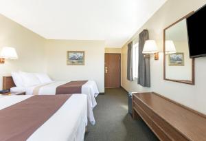 米苏拉机场戴斯酒店客房内的一张或多张床位