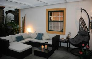 Faja GrandeQuinta da Ana的客厅配有沙发和秋千