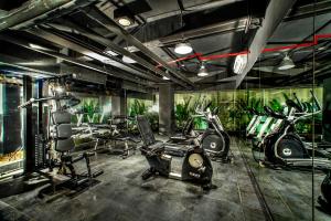 库塔库塔基岩酒店的健身房,提供自行车和健身器材