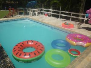 里约热内卢Fritz House的游泳池内有两只充气甜圈