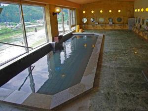 下吕市富岳下吕温泉酒店的一个带大窗户的房间内的游泳池