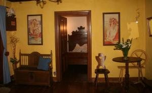 Faja GrandeQuinta da Ana的一间设有走廊、桌子和镜子的客房