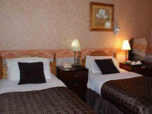 戈尔韦沃兹酒店 的酒店客房设有两张床和两盏灯。
