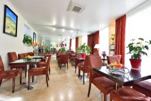 博索莱伊卡比特勒酒店的用餐室配有桌椅和植物