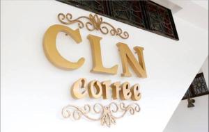 独鲁万CLN精品酒店的一间Cuenca咖啡餐厅的标志