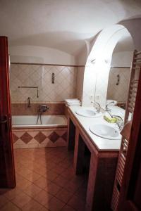 托考伊Erzsébet Pince的浴室配有两个盥洗盆和浴缸。