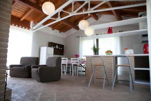 阿西西日艾图艾斯斯乡村生活方式公寓式酒店的厨房以及带桌椅的起居室。