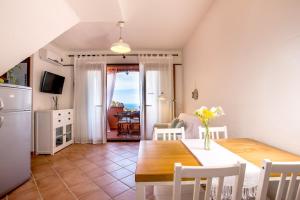 内比达Villa Brezza Marina的厨房以及带桌椅的用餐室。
