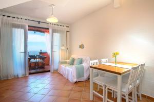 内比达Villa Brezza Marina的一间带桌椅的客厅和一间餐厅