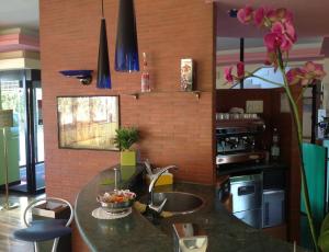 庞贝乔凡娜酒店的厨房配有水槽和台面