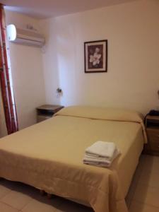 圣拉斐尔Colorina Complejo Residencial II的酒店客房,配有带毛巾的床