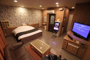 Higashine辛德巴德情趣酒店山形店的一间卧室配有一张床和一台平面电视