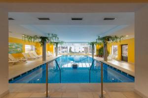 菲耶梅堡意大利酒店的大楼内的大型游泳池