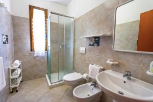 奥特朗托Agriturismo Masseria Terra D'Otranto的一间带水槽、卫生间和淋浴的浴室