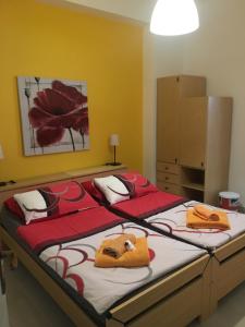 卡尼洛瑞维拉Casa Madama的一间卧室配有两张单人床和毛巾。