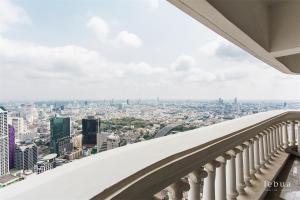 曼谷Tower Club at lebua的从大楼的阳台上可欣赏到城市景观