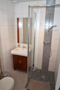 当巴克拉维尔尚布里斯阿诺德酒店的带淋浴、盥洗盆和卫生间的浴室