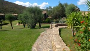马里内拉Vela Blu的草地上带石头路的花园