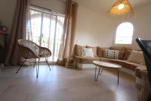 坎布里尔斯Casa Acacia Mar的客厅配有沙发和桌椅