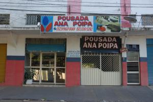 戈亚尼亚Pousada Ana Poipa的建筑物一侧有标志的商店