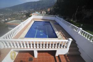 拉奥罗塔瓦Finca las Aguelillas的一个带游泳池的阳台