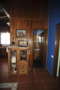 拉奥罗塔瓦Finca las Aguelillas的客房设有带微波炉的木柜。