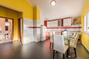 奥布罗瓦茨House Danica的厨房设有餐桌和黄色的墙壁