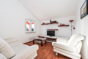 奥布罗瓦茨House Danica的客厅配有2张白色沙发和电视