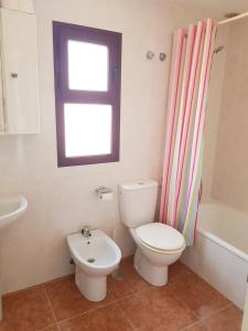 卡勒达德福斯特Bahia sol的一间带卫生间、水槽和窗户的浴室