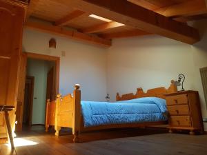科马诺泰梅Casa Campetta的一间卧室配有一张带蓝色棉被的床