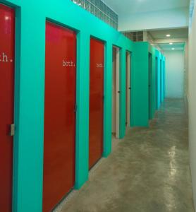 科苏梅尔Hostel Tropico 20º的走廊上一排红蓝色的门