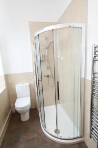 莫法特莫法特著名星星酒店的设有带卫生间的浴室内的淋浴间