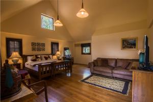 北碧柚木别墅 的客厅配有沙发和桌子