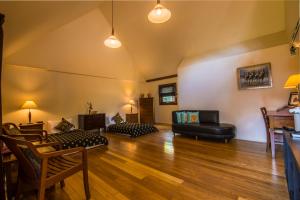 北碧柚木别墅 的客厅配有黑色家具和木地板