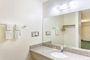 Travel Inn - Mesa的一间浴室