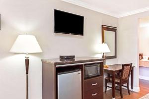 长滩Cabana Inn & Suites的酒店客房设有电视和桌椅
