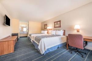 大学城布赖恩学院站戴斯酒店的酒店客房配有两张床和一张书桌