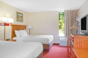 Mount Hope芒特霍普戴斯酒店 的酒店客房设有两张床和电视。