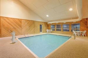 Worthington沃辛顿戴斯酒店的木质墙壁客房的大型游泳池