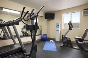 甘尼森Days Inn & Suites by Wyndham Gunnison的健身房设有两台跑步机和跑步机