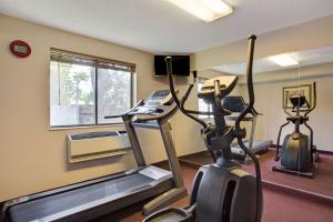 Clearfield克利尔菲尔戴斯酒店的一间设有跑步机和窗户的健身房的客房