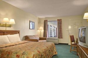 鸽子谷Days Inn by Wyndham Apple Valley Pigeon Forge/Sevierville的酒店客房,配有床和电视