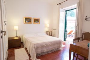米拉佐唐加斯帕诺住宿加早餐旅馆的白色的卧室设有床和窗户