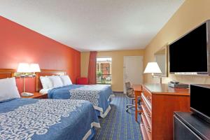 孟菲斯Shelby Inn的酒店客房设有两张床和一台平面电视。