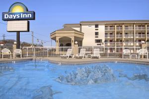 鸽子谷Days Inn by Wyndham Apple Valley Pigeon Forge/Sevierville的酒店前方的大型游泳池