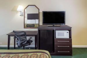 恩特普赖斯恩特普赖斯戴斯酒店的客房设有电视和带椅子的书桌