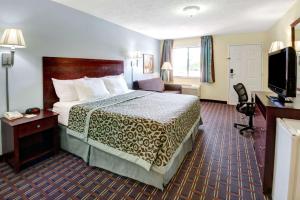 阿尔伯克基西阿尔伯克尔基戴斯酒店的酒店客房,配有床和电视