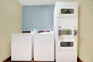 阿尔伯克基西阿尔伯克尔基戴斯酒店的厨房配有2台微波炉和2台冰箱